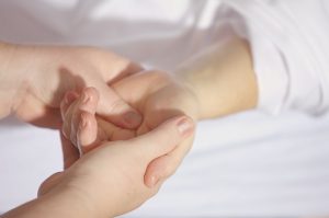 Handmassage gegen Schmerzen