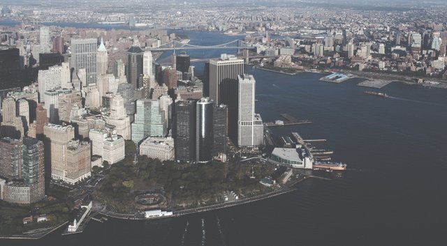 Foto Manahttan aus der Luft, was auch im New York Reisebericht vorkommt.